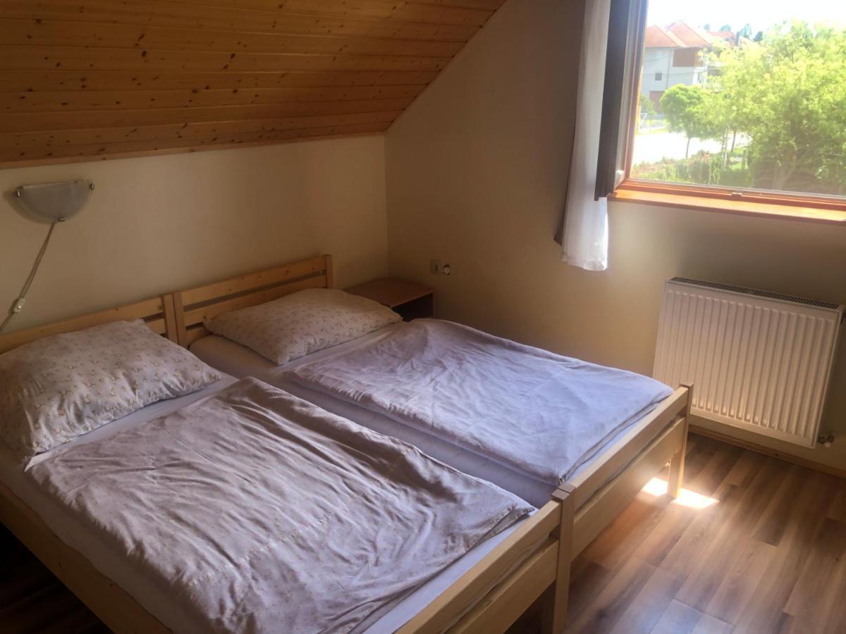 Zalakarosi Égerfa Nyaralóház Földszinti és Emeleti Apartman Exterior foto
