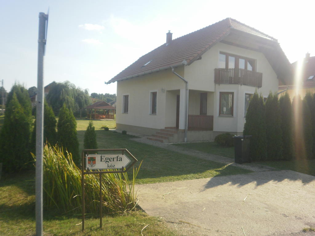 Zalakarosi Égerfa Nyaralóház Földszinti és Emeleti Apartman Exterior foto