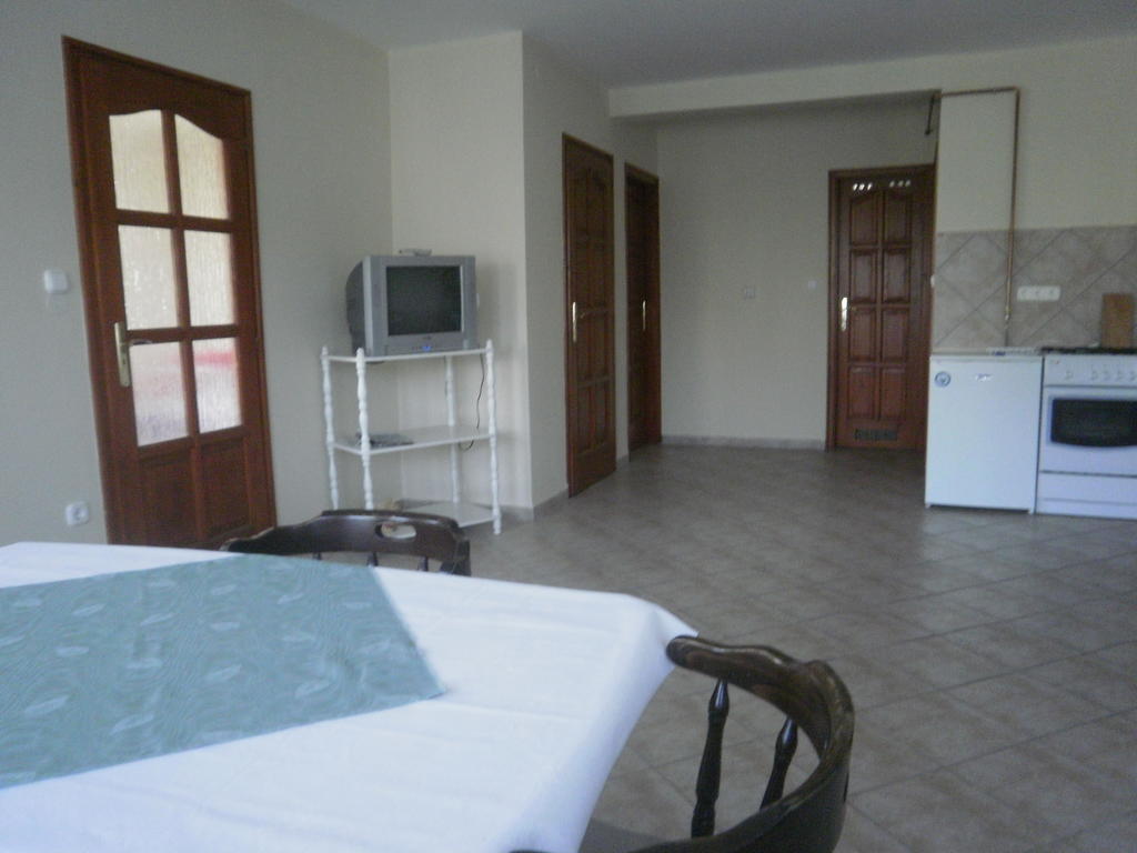 Zalakarosi Égerfa Nyaralóház Földszinti és Emeleti Apartman Habitación foto