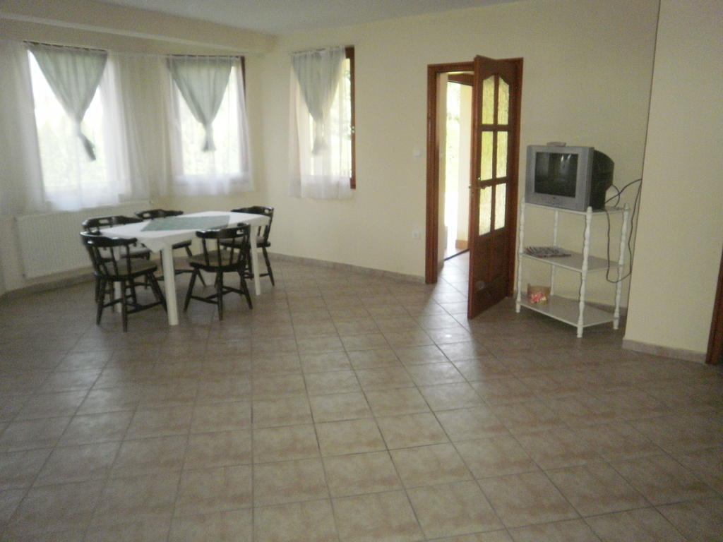 Zalakarosi Égerfa Nyaralóház Földszinti és Emeleti Apartman Habitación foto