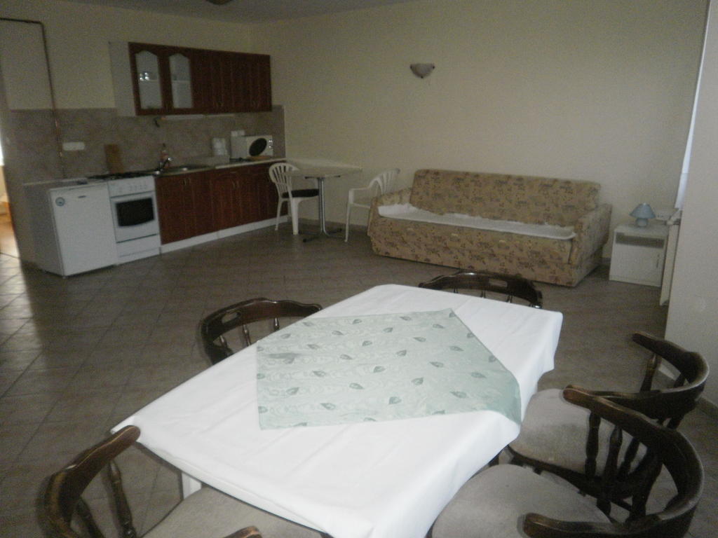 Zalakarosi Égerfa Nyaralóház Földszinti és Emeleti Apartman Habitación foto