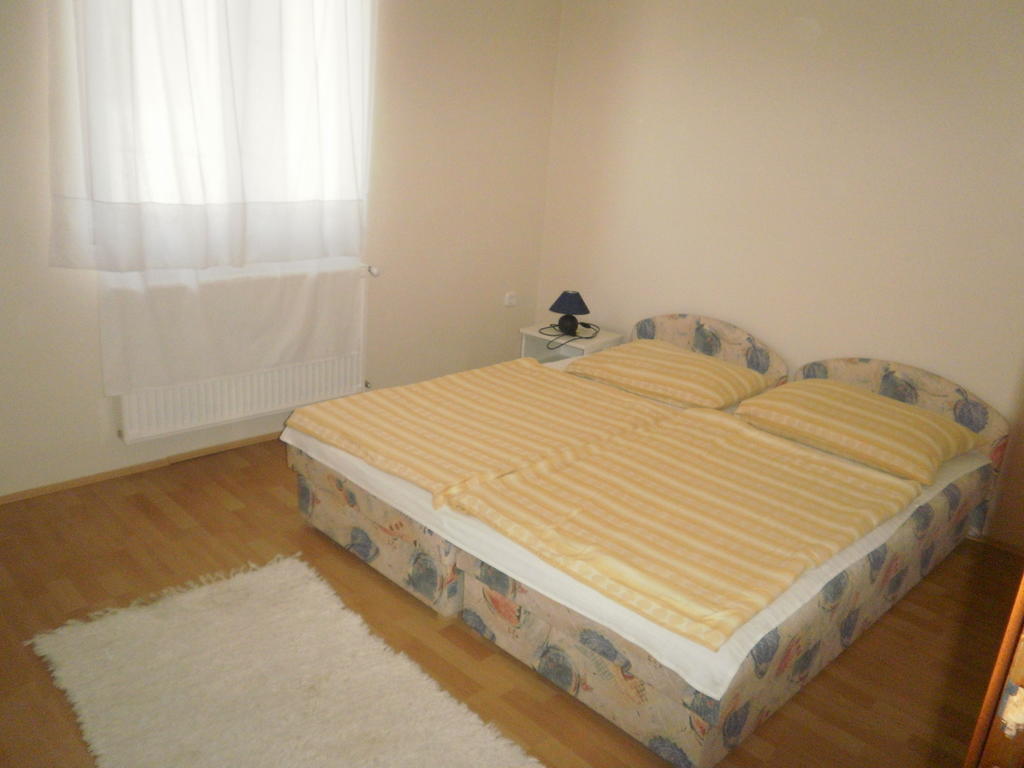 Zalakarosi Égerfa Nyaralóház Földszinti és Emeleti Apartman Habitación foto